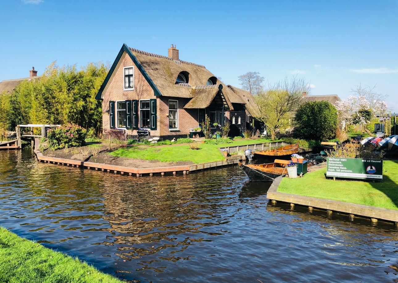 Giethoorn: A Dutch Town Where Cars Aren’t Allowed