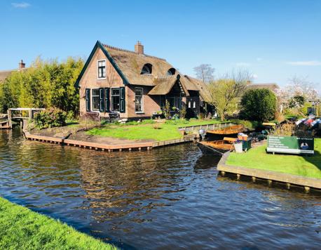 Giethoorn: A Dutch Town Where Cars Aren’t Allowed