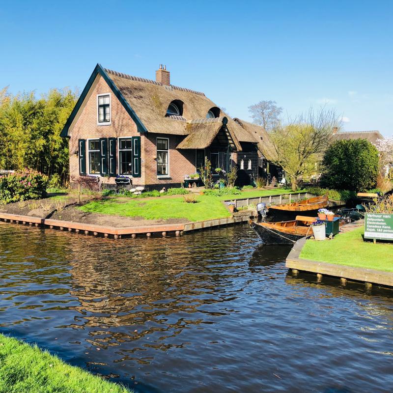 Giethoorn: A Dutch Town Where Cars Aren’t Allowed